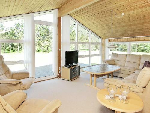 Three-bedroom Holiday Home In L�kken 62