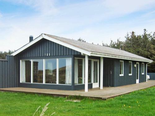 Three-bedroom Holiday Home In L�kken 73