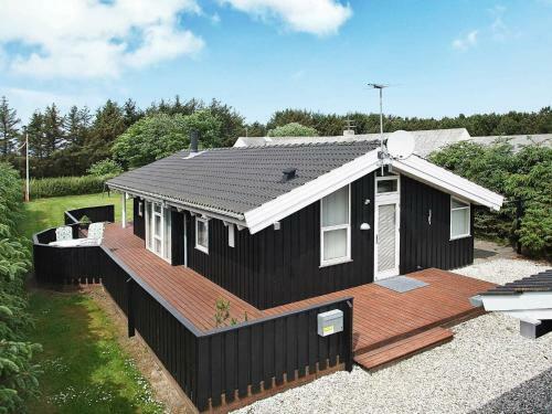 Three-bedroom Holiday Home In L�kken 52
