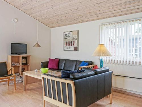 One-bedroom Holiday Home In Gudhjem 1