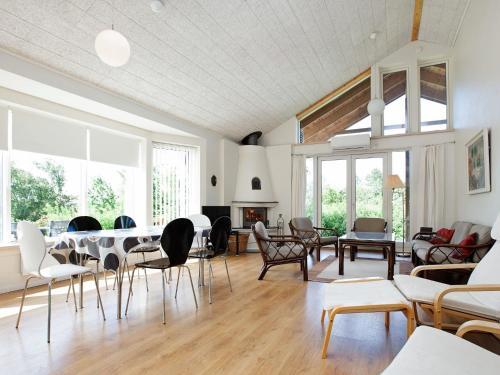 Three-bedroom Holiday Home In Hundested 2