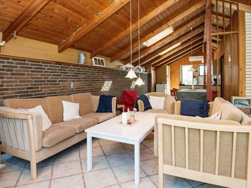 Three-bedroom Holiday Home In L�kken 70