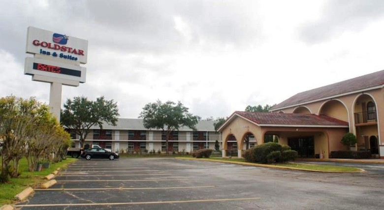 Hotel Goldstar Inn & Suites