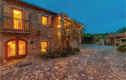 Three-bedroom Holiday Home Turcic With Sea View 09