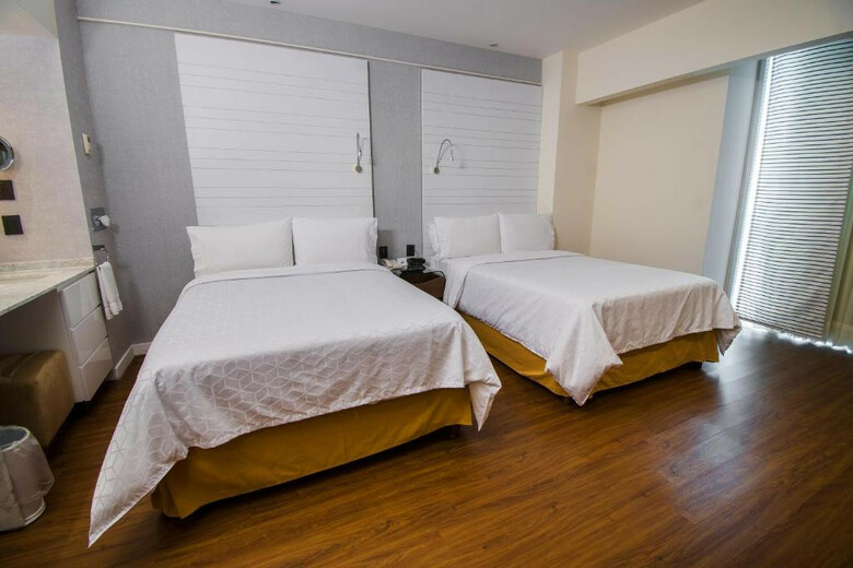 Holiday Inn Express Hotel & Suites At Wtc