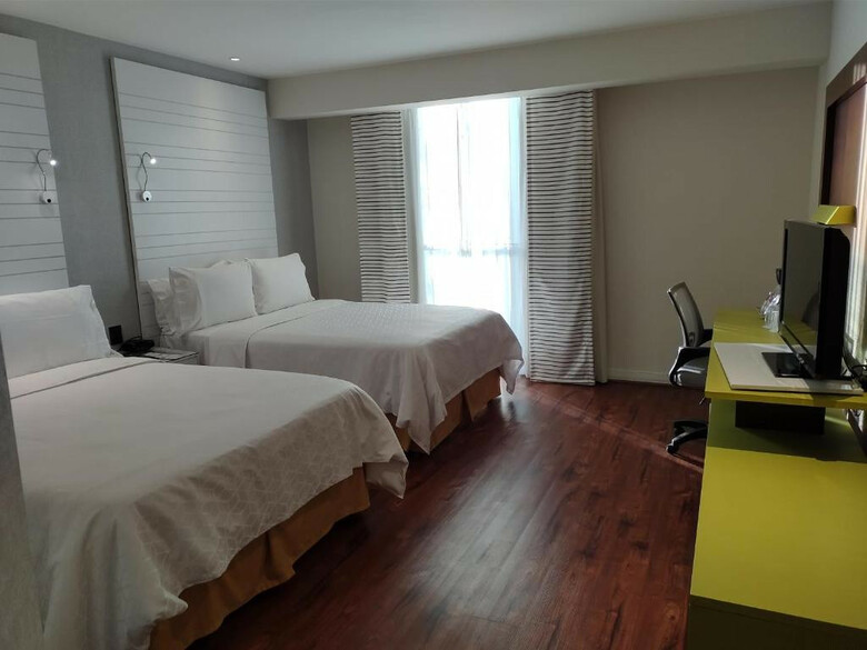 Holiday Inn Express Hotel & Suites At Wtc
