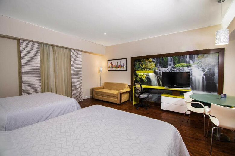 Holiday Inn Express Hotel & Suites At Wtc