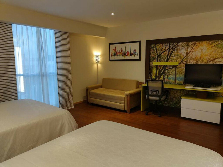 Holiday Inn Express Hotel & Suites At Wtc