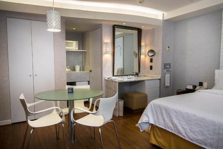 Holiday Inn Express Hotel & Suites At Wtc