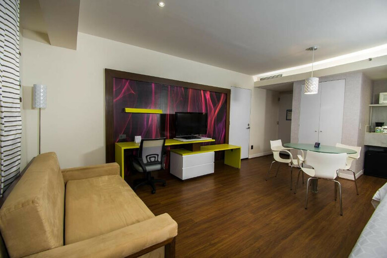 Holiday Inn Express Hotel & Suites At Wtc