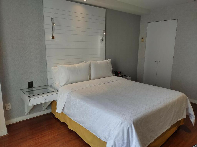 Holiday Inn Express Hotel & Suites At Wtc