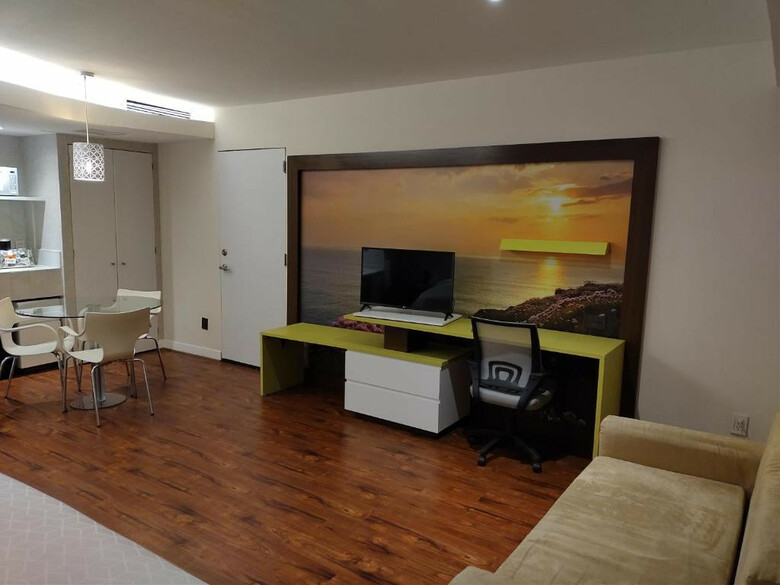 Holiday Inn Express Hotel & Suites At Wtc