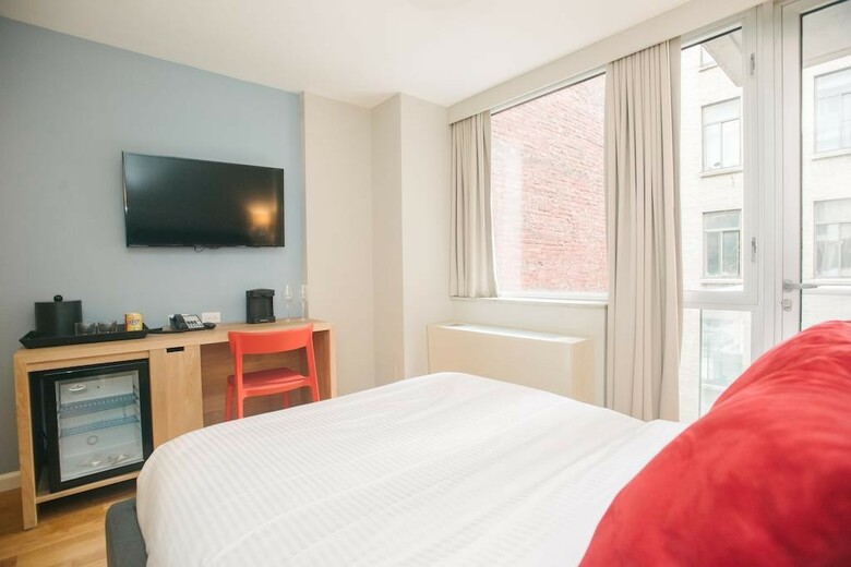 Hotel 32 32
