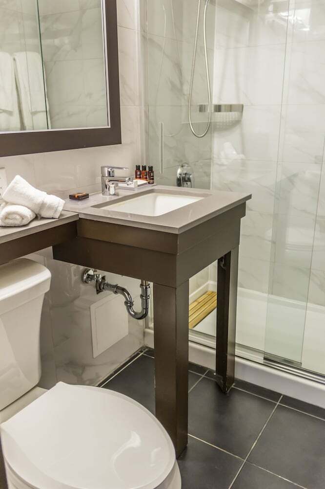 Embassy Hotel & Suites Ottawa