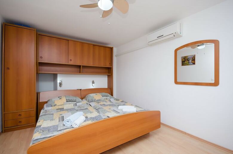 Apartments Mladen