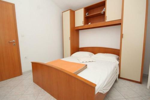 Apartments By The Sea Milna (vis) - 8946