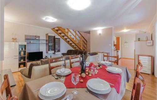 Three-bedroom Apartment In Svetvincenat