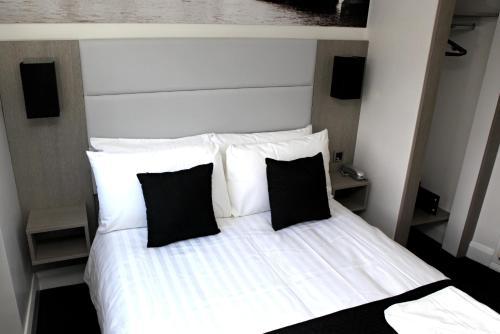 Hotel The Omega