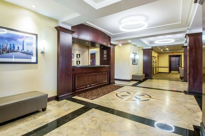 Hotel Comfort Suites At Woodbridge