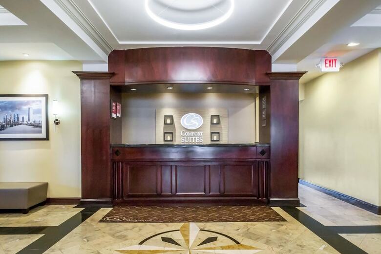 Hotel Comfort Suites At Woodbridge