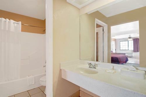 Hotel Days Inn And Suites Braunig Lake