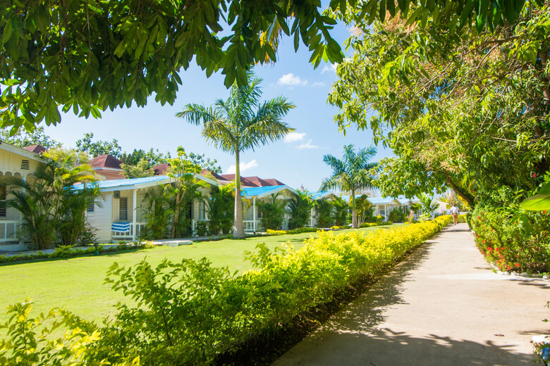 Hotel Travellers Beach Resort