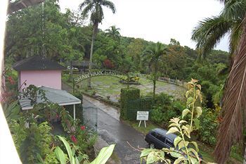Hostal Inn At Shaw Park Gardens & Waterfalls