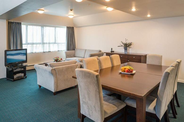 Bay Plaza Hotel