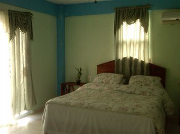 La Delphina Bed And Breakfast Bar And Grill Hotel
