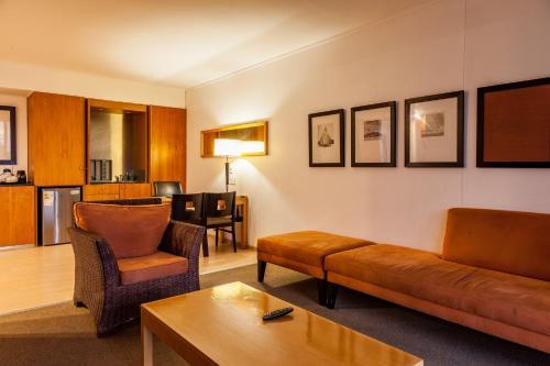 Island Club Hotel & Apartments