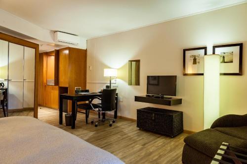 Island Club Hotel & Apartments