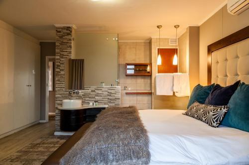 Island Club Hotel & Apartments