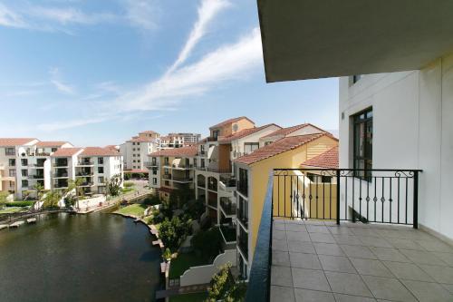 Island Club Hotel & Apartments