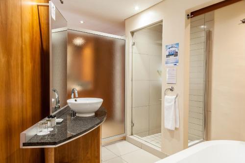 Island Club Hotel & Apartments