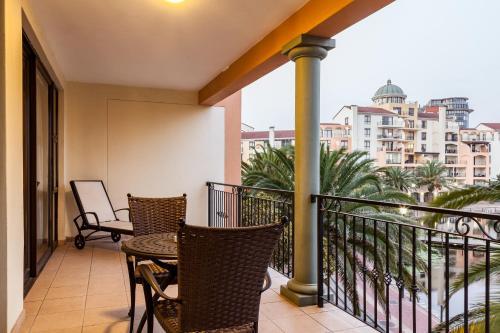 Island Club Hotel & Apartments