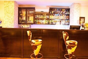 Oak Plaza East Airport Hotel