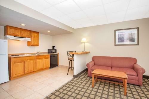 Hotel Baymont Inn And Suites Hays