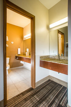 Hostal Northfield Inn, Suites & Conference Center
