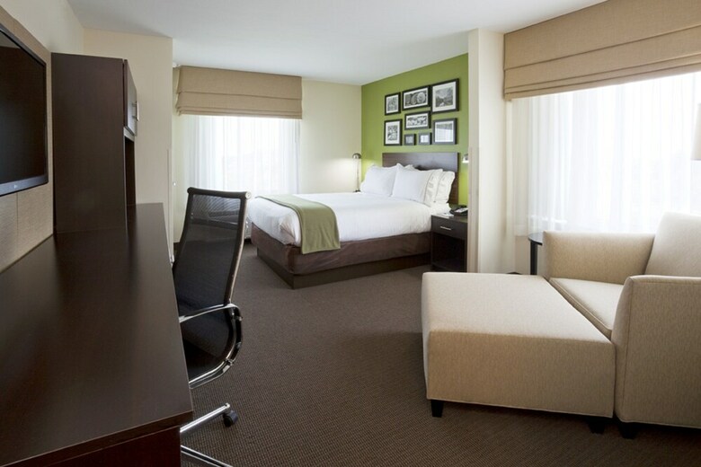 Holiday Inn Express Hotel & Suites Rogers