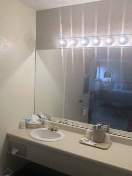 Hotel A Victory Inn & Suites- Muskegon