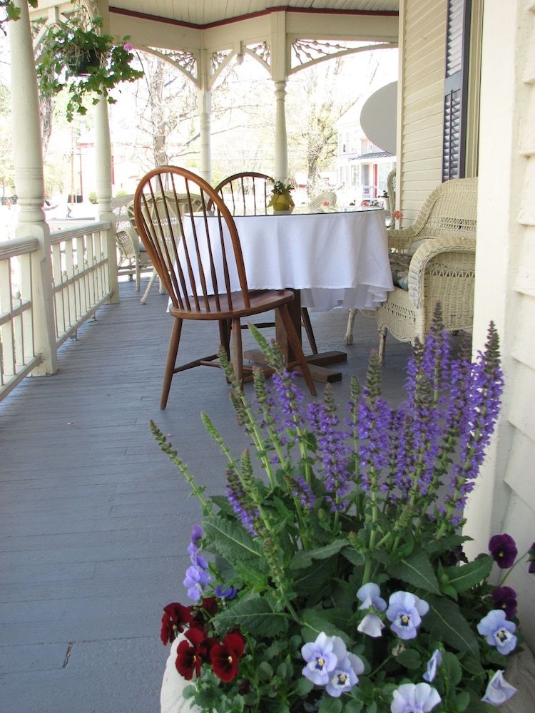 Rose Arbour Bed & Breakfast