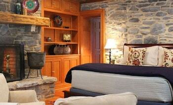 Bed & Breakfast Hillbrook Inn