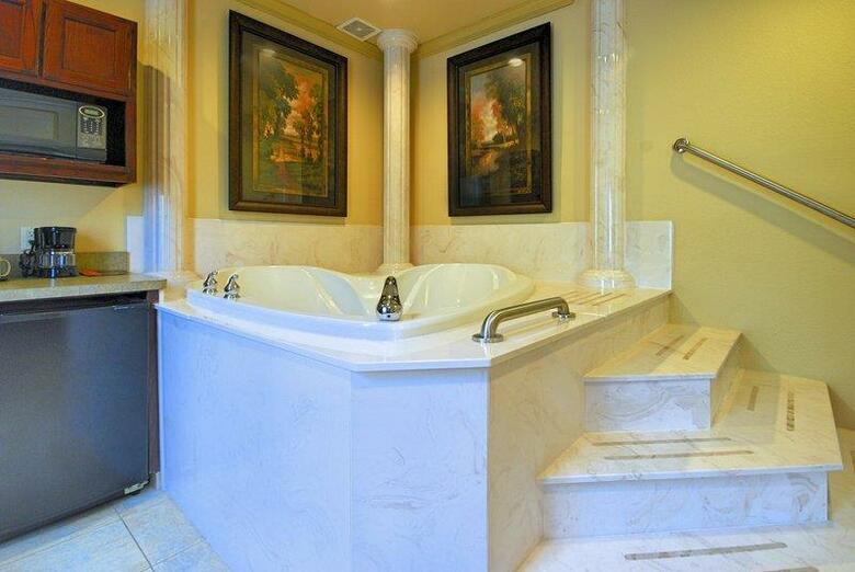 Hotel Best Western Plus Crown Colony Inn & Suites