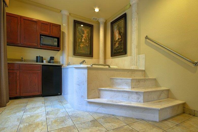 Hotel Best Western Plus Crown Colony Inn & Suites