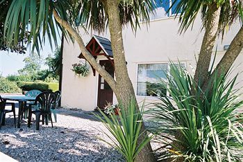 Crossways & Sea View Holiday Apartments