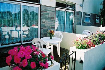 Crossways & Sea View Holiday Apartments