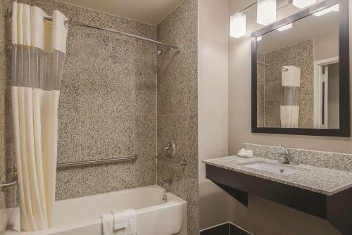 Hotel La Quinta By Wyndham Brooklyn East