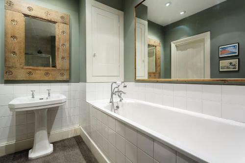 Veeve - Five Bedroom House In Greenwich