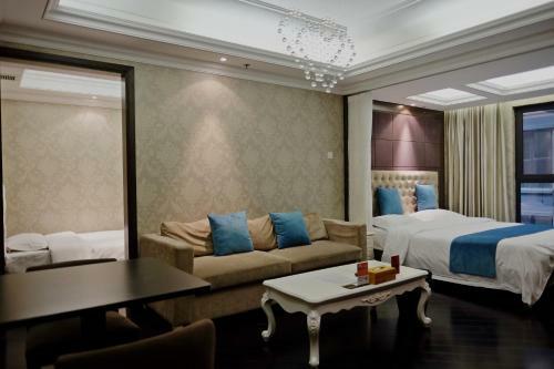 Ring Service Apartment No.8 On The East