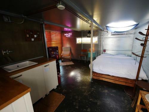 Hostal Twotwo House